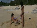 Dívky na nudistické pláži