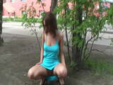 Ruská dívka pózuje nahá na ulici
